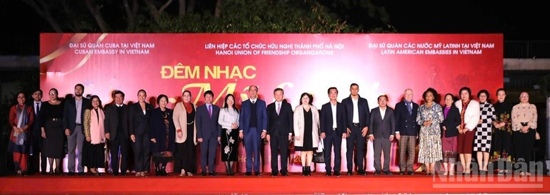 Los delegados se toman una foto de recuerdo.