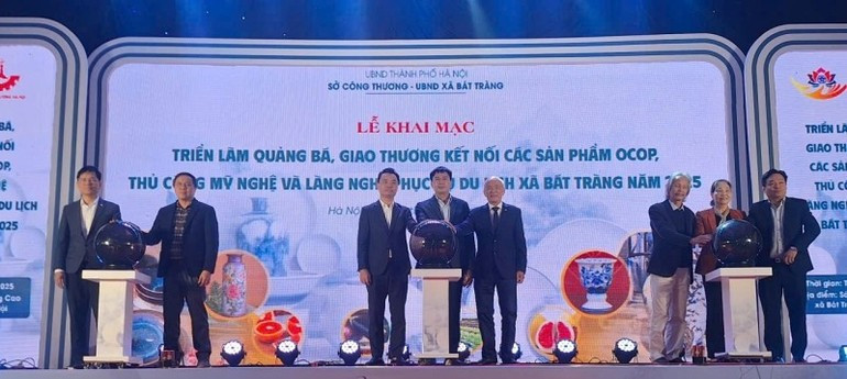 Asistentes a la ceremonia de inauguración.