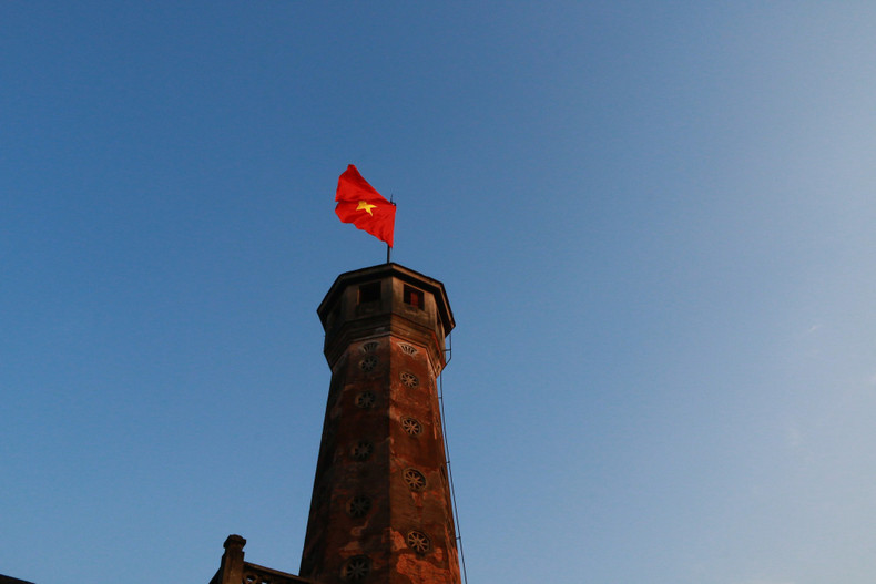 La bandera roja con la estrella amarilla ondea en lo alto del asta de la bandera nacional de Hanói.