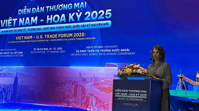 Una representante de la Cámara de Comercio de Estados Unidos en Hanói interviene en el evento.