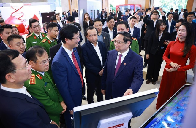 El primer ministro Pham Minh Chinh visita una exposición en el evento (Foto: VNA)