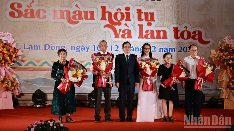 El vicepresidente del Comité Popular de la provincia de Lam Dong, Dinh Van Tuan, entrega flores al jurado.