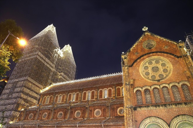 Las luces LED decorativas brillan intensamente por la noche, realzando la arquitectura de la Catedral de Notre Dame. (Foto: VNA)