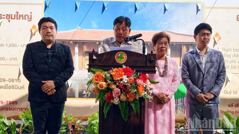 Pham Duc Dau, jefe de la Junta de administración del Sitio Conmemorativo de Ho Chi Minh en la provincia de Udon Thani, informa sobre el proceso de construcción de la obra.