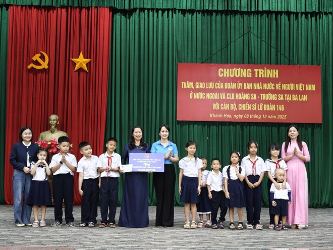 Representantes del Club Hoang Sa - Truong Sa de Polonia entregaron becas a estudiantes de la Escuela Primaria Base de Cam Ranh. (Foto: VNA)