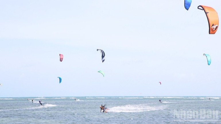 Los atletas entrenan en la playa de My Hoa en la comuna de Vinh Hai.