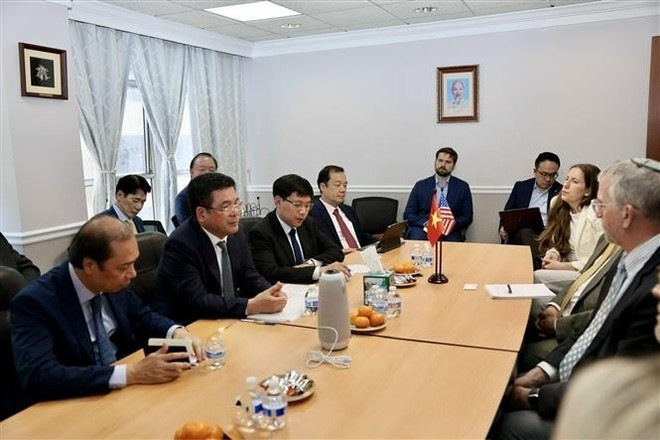 El ministro de Industria y Comercio de Vietnam, Nguyen Hong Dien, en la reunión con líderes de la Asociación Estadounidense de Ropa y Calzado (AAFA) y las principales empresas textiles, de confección y calzado de Estados Unidos. (Foto: VNA) El ministro de Industria y Comercio de Vietnam, Nguyen Hong Dien, en la reunión con líderes de la Asociación Estadounidense de Ropa y Calzado (AAFA) y las principales empresas textiles, de confección y calzado de Estados Unidos. (Foto: VNA)