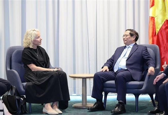 El primer ministro de Vietnam, Pham Minh Chinh (derecha) y la presidenta de SYRE, Susanna Campbell (Foto: VNA) El primer ministro de Vietnam, Pham Minh Chinh (derecha) y la presidenta de SYRE, Susanna Campbell (Foto: VNA)