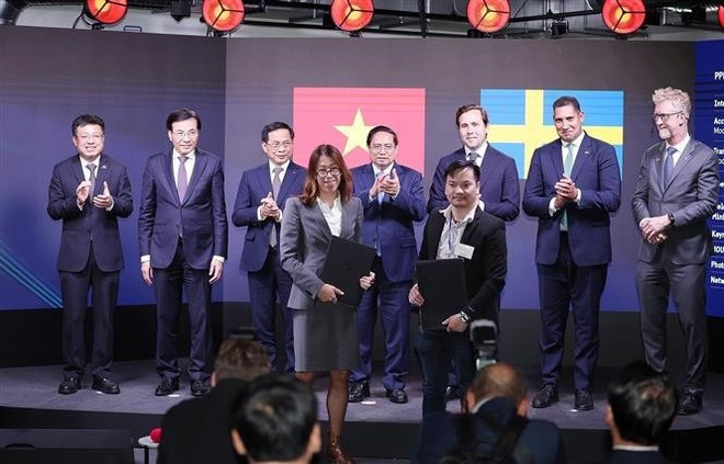 El primer ministro Pham Minh Chinh presencia la entrega de acuerdos de cooperación entre empresas vietnamitas y suecas. (Foto: VNA) El primer ministro Pham Minh Chinh presencia la entrega de acuerdos de cooperación entre empresas vietnamitas y suecas. (Foto: VNA)