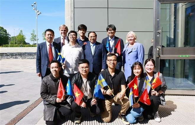 El primer ministro Pham Minh Chinh con estudiantes y posgraduados vietnamitas que estudian e investigan en la Universidad de Uppsala (Foto: VNA) El primer ministro Pham Minh Chinh con estudiantes y posgraduados vietnamitas que estudian e investigan en la Universidad de Uppsala (Foto: VNA)