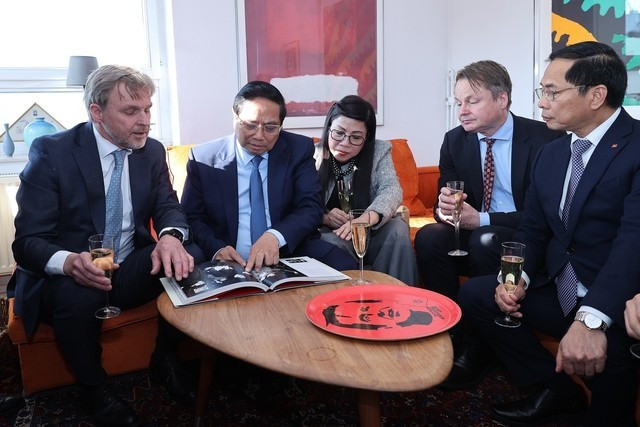 El primer ministro de Vietnam, Pham Minh Chinh, junto a los presentes, observan con emoción imágenes y objetos conmemorativos del difunto primer ministro sueco Olof Palme. (Foto: VNA) El primer ministro de Vietnam, Pham Minh Chinh, junto a los presentes, observan con emoción imágenes y objetos conmemorativos del difunto primer ministro sueco Olof Palme. (Foto: VNA)