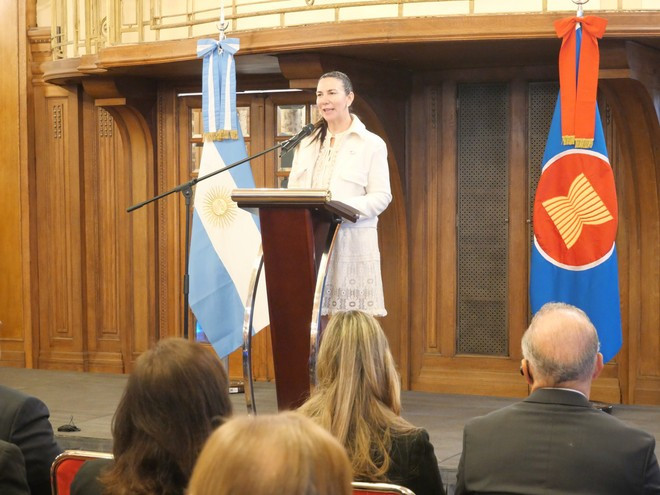 La presidenta del Grupo Parlamentario de Amistad Argentina - Indonesia, la diputada Karrina Bachey, interviene en el seminario (Foto: VNA) La presidenta del Grupo Parlamentario de Amistad Argentina - Indonesia, la diputada Karrina Bachey, interviene en el seminario (Foto: VNA)