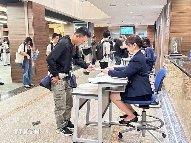 Los candidatos reciben tarjetas para ingresar a la sala de examen. (Foto: VNA) Los candidatos reciben tarjetas para ingresar a la sala de examen. (Foto: VNA)