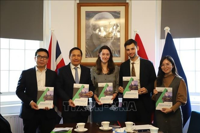 El embajador de Vietnam en el Reino Unido, Do Minh Hung (segundo desde la izquierda), se toma una foto de recuerdo con los delegados del Seminario de Cooperación Comercial y Tecnológica entre Vietnam y el Reino Unido. (Foto: VNA) El embajador de Vietnam en el Reino Unido, Do Minh Hung (segundo desde la izquierda), se toma una foto de recuerdo con los delegados del Seminario de Cooperación Comercial y Tecnológica entre Vietnam y el Reino Unido. (Foto: VNA)