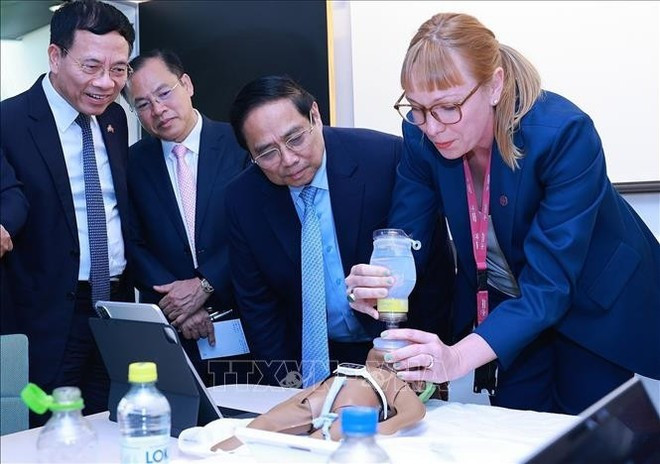 El primer ministro Pham Minh Chinh observa una simulación de atención de emergencia neonatal realizada con las tecnologías desarrolladas por el Instituto Karolinska. (Foto: VNA) El primer ministro Pham Minh Chinh observa una simulación de atención de emergencia neonatal realizada con las tecnologías desarrolladas por el Instituto Karolinska. (Foto: VNA)