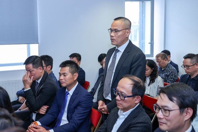 El profesor Nguyen Van Tam expone su apasionada orientación hacia la combinación de la ciencia y la tecnología occidentales con la quintaesencia oriental en el futuro desarrollo de la inteligencia artificial. (Foto: VNA) El profesor Nguyen Van Tam expone su apasionada orientación hacia la combinación de la ciencia y la tecnología occidentales con la quintaesencia oriental en el futuro desarrollo de la inteligencia artificial. (Foto: VNA)