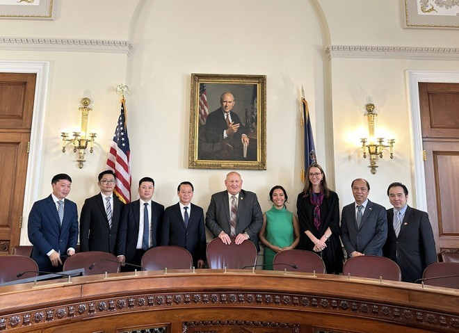 De izquierda a derecha: el ministro de Agricultura y Medio Ambiente de Vietnam, Do Duc Duy (4.º), y el representante Glenn GT Thompson (5.º), presidente del Comité de Agricultura de la Cámara de Representantes, en una foto grupal en su reunión del 5 de junio (Foto: VNA) De izquierda a derecha: el ministro de Agricultura y Medio Ambiente de Vietnam, Do Duc Duy (4.º), y el representante Glenn GT Thompson (5.º), presidente del Comité de Agricultura de la Cámara de Representantes, en una foto grupal en su reunión del 5 de junio (Foto: VNA)
