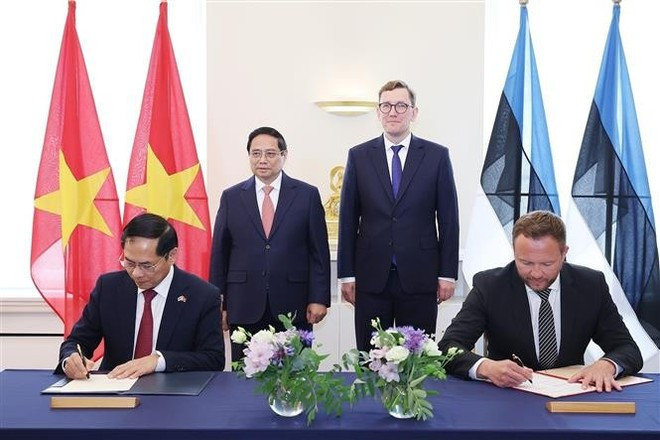 El primer ministro de Vietnam, Pham Minh Chinh, y su homólogo estonio, Kristen Michal, presenciaron la firma de un memorando de entendimiento sobre cooperación entre los Ministerios de Asuntos Exteriores de ambos países. (Foto: VNA) El primer ministro de Vietnam, Pham Minh Chinh, y su homólogo estonio, Kristen Michal, presenciaron la firma de un memorando de entendimiento sobre cooperación entre los Ministerios de Asuntos Exteriores de ambos países. (Foto: VNA)
