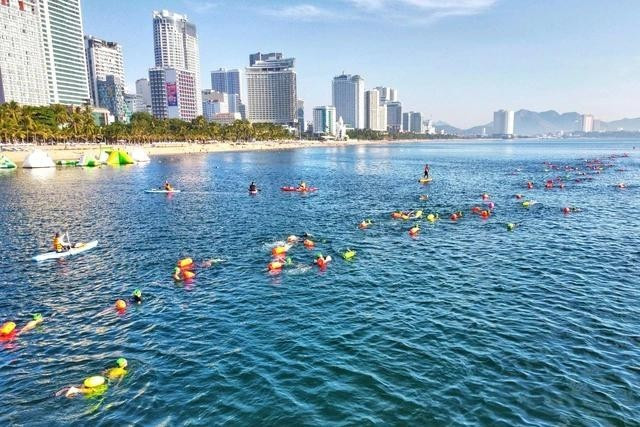 El 2º Torneo de Natación SeaStar Nha Trang Bay, con eventos destacados como las pruebas de natación transoceánica de 5 km y 10 km (Fuente: thanhnien.vn) El 2º Torneo de Natación SeaStar Nha Trang Bay, con eventos destacados como las pruebas de natación transoceánica de 5 km y 10 km (Fuente: thanhnien.vn)