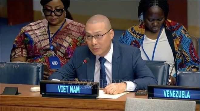 El ministro consejero Nguyen Hoang Nguyen, encargado de negocios de la misión permanente de Vietnam ante la ONU, interviene en la cita (Foto: VNA) El ministro consejero Nguyen Hoang Nguyen, encargado de negocios de la misión permanente de Vietnam ante la ONU, interviene en la cita (Foto: VNA)