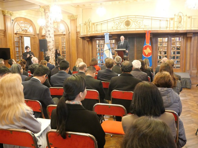 Los delegados asistentes al seminario de intercambio para fortalecer la cooperación entre el Parlamento de Argentina y la ASEAN (Foto: VNA) Los delegados asistentes al seminario de intercambio para fortalecer la cooperación entre el Parlamento de Argentina y la ASEAN (Foto: VNA)