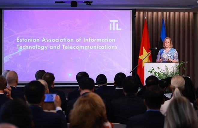 Una representante empresarial estonia habla en el evento. (Fuente: VNA) Una representante empresarial estonia habla en el evento. (Fuente: VNA)