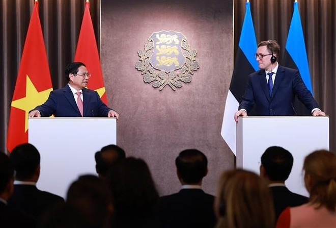 El primer ministro de Vietnam, Pham Minh Chinh, y su homólogo estonio, Kristen Michal, en la rueda de prensa. (Foto: VNA) El primer ministro de Vietnam, Pham Minh Chinh, y su homólogo estonio, Kristen Michal, en la rueda de prensa. (Foto: VNA)