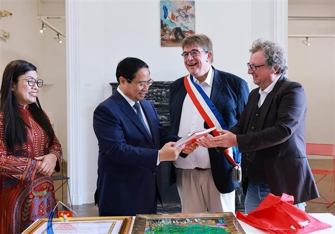 Los representantes del Museo de Historia Viva de Montreuil regalan al primer ministro Pham Minh Chinh y su esposa libros sobre el Presidente Ho Chi Minh (Foto. VNA) Los representantes del Museo de Historia Viva de Montreuil regalan al primer ministro Pham Minh Chinh y su esposa libros sobre el Presidente Ho Chi Minh (Foto. VNA)