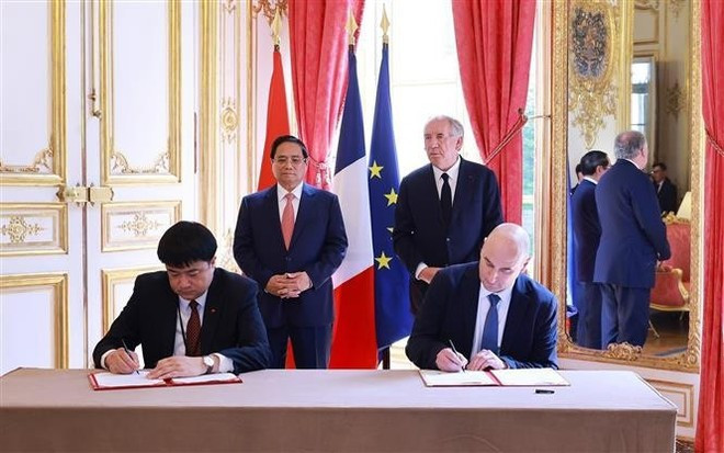 El primer ministro vietnamita, Pham Minh Chinh, y su homólogo francés, François Bayrou presenciaron la firma de un memorando de entendimiento entre la Academia de Ciencias y Tecnología de Vietnam y la Comisión Francesa de Energía Atómica. (Foto: VNA) El primer ministro vietnamita, Pham Minh Chinh, y su homólogo francés, François Bayrou presenciaron la firma de un memorando de entendimiento entre la Academia de Ciencias y Tecnología de Vietnam y la Comisión Francesa de Energía Atómica. (Foto: VNA)