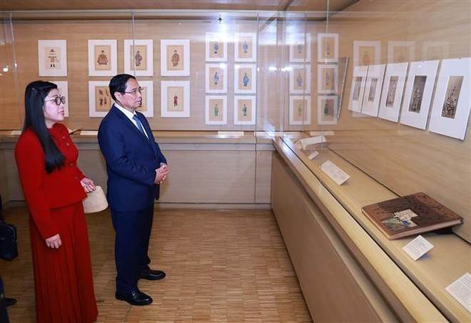 El primer ministro Pham Minh Chinh y su esposa visitan el Museo Quai Branly-Jacques Chirac. (Foto: VNA) El primer ministro Pham Minh Chinh y su esposa visitan el Museo Quai Branly-Jacques Chirac. (Foto: VNA)