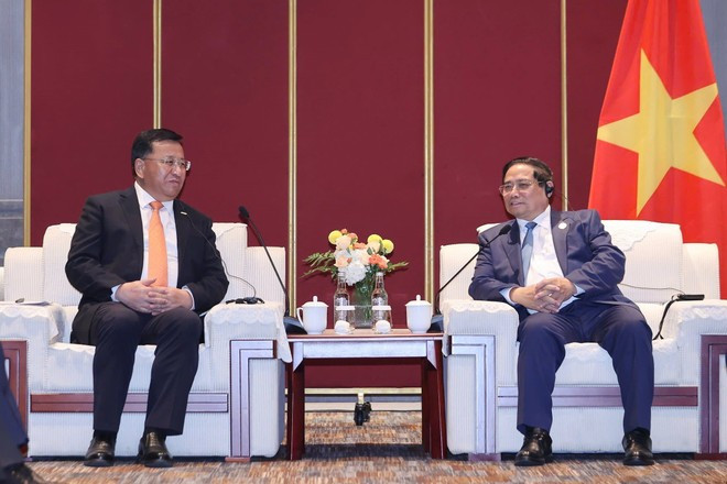 El primer ministro de Vietnam, Pham Minh Chinh, recibe a Dai Hegen, presidente de la Corporación de Construcción Ferroviaria de China (CRCC). (Foto: VNA) El primer ministro de Vietnam, Pham Minh Chinh, recibe a Dai Hegen, presidente de la Corporación de Construcción Ferroviaria de China (CRCC). (Foto: VNA)