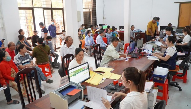 La gente acude a realizar trámites administrativos en el nuevo Centro de Servicios de Administración Pública de la Comuna de My Tho, provincia de Dong Thap. (Foto: VNA) La gente acude a realizar trámites administrativos en el nuevo Centro de Servicios de Administración Pública de la Comuna de My Tho, provincia de Dong Thap. (Foto: VNA)
