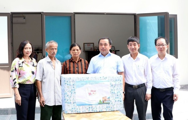 Líderes de la ciudad de Hai Duong entregan obsequios a hogares beneficiados de políticas sociales y en situación de pobreza cuyas casas acaban de ser reparadas. (Foto: VNA) Líderes de la ciudad de Hai Duong entregan obsequios a hogares beneficiados de políticas sociales y en situación de pobreza cuyas casas acaban de ser reparadas. (Foto: VNA)