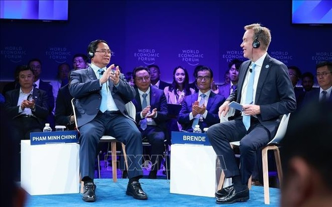 En el diálogo entre el primer ministro vietnamita, Pham Minh Chinh, y Borge Brende, presidente ejecutivo del Foro Económico Mundial (Foto: VNA) En el diálogo entre el primer ministro vietnamita, Pham Minh Chinh, y Borge Brende, presidente ejecutivo del Foro Económico Mundial (Foto: VNA)