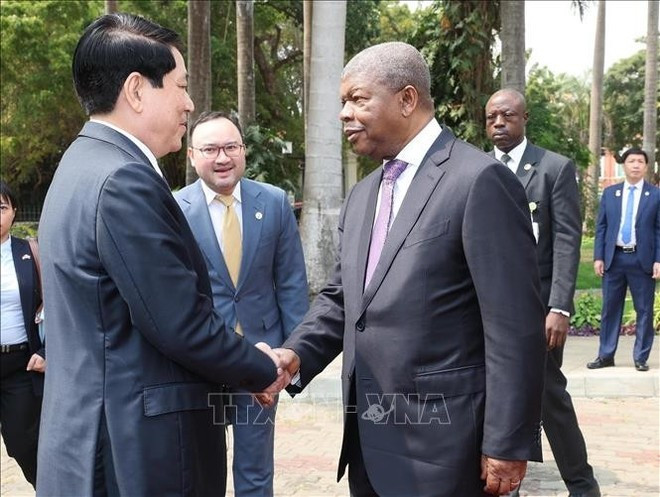 El presidente de Vietnam, Luong Cuong, saluda a su homólogo angoleño, João Manuel Gonçalves Lourenço (Foto: VNA) El presidente de Vietnam, Luong Cuong, saluda a su homólogo angoleño, João Manuel Gonçalves Lourenço (Foto: VNA)