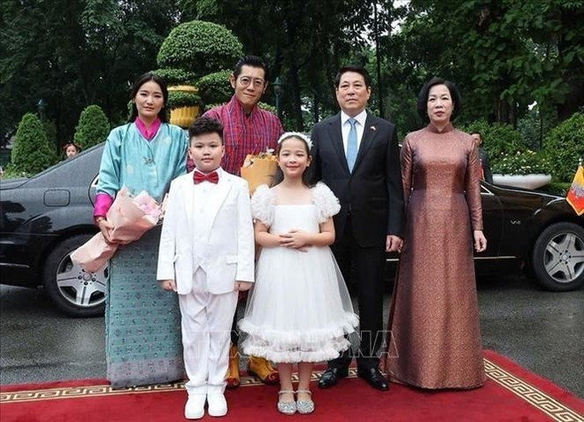 El presidente de Vietnam, Luong Cuong, encabeza la ceremonia oficial de bienvenida al Rey de Bután. (Foto: VNA) El presidente de Vietnam, Luong Cuong, encabeza la ceremonia oficial de bienvenida al Rey de Bután. (Foto: VNA)
