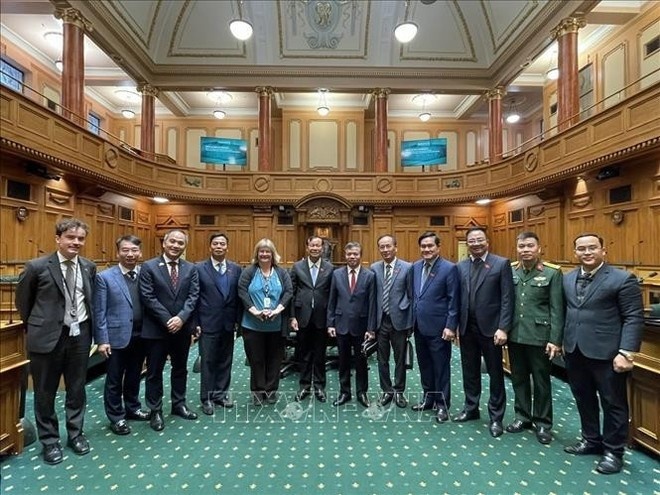 Una delegación de la Comisión de Defensa, Seguridad y Asuntos Exteriores de la Asamblea Nacional de Vietnam visita el Parlamento de Nueva Zelanda. (Foto: VNA) Una delegación de la Comisión de Defensa, Seguridad y Asuntos Exteriores de la Asamblea Nacional de Vietnam visita el Parlamento de Nueva Zelanda. (Foto: VNA)
