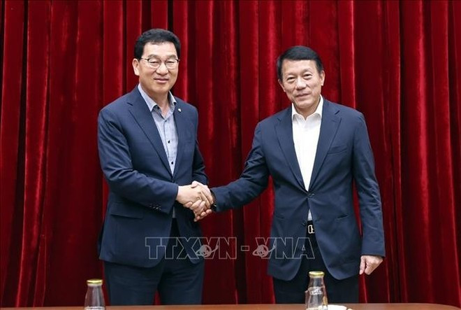 El general Luong Tam Quang, ministro de Seguridad Pública de Vietnam, recibe a Shin Jung Hoon, jefe de la Comisión de Administración Pública y Seguridad de la Asamblea Nacional de Corea del Sur. (Foto: VNA) El general Luong Tam Quang, ministro de Seguridad Pública de Vietnam, recibe a Shin Jung Hoon, jefe de la Comisión de Administración Pública y Seguridad de la Asamblea Nacional de Corea del Sur. (Foto: VNA)