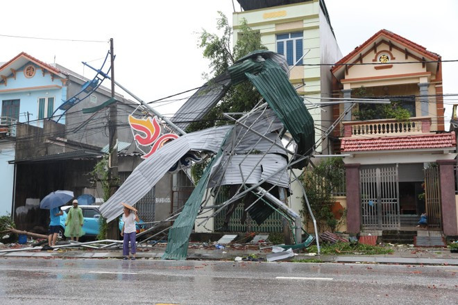 Un tornado causó daños personales y materiales en la comuna de Ly Thuong Kiet, provincia de Ninh Binh. (Foto: VNA) Un tornado causó daños personales y materiales en la comuna de Ly Thuong Kiet, provincia de Ninh Binh. (Foto: VNA)
