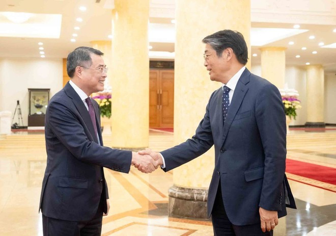 El miembro del Buró Político, secretario del Comité Central del Partido Comunista de Vietnam, jefe de su Comisión de Organización y presidente del Grupo Parlamentario de Amistad Vietnam-Japón, Le Minh Hung (izquierda), recibe al embajador de Tokio en Hanoi, Ito Naoki. (Foto: VNA) El miembro del Buró Político, secretario del Comité Central del Partido Comunista de Vietnam, jefe de su Comisión de Organización y presidente del Grupo Parlamentario de Amistad Vietnam-Japón, Le Minh Hung (izquierda), recibe al embajador de Tokio en Hanoi, Ito Naoki. (Foto: VNA)