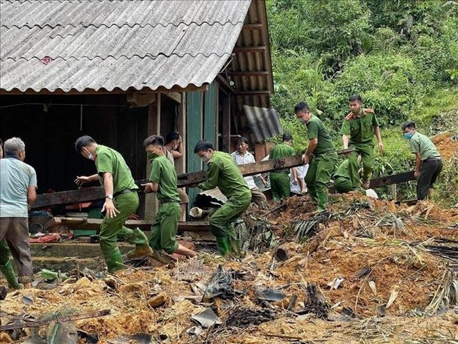 Las fuerzas de policía ayudan a los habitantes de la aldea Khau Phieng (provincia de Tuyen Quang) a superar las consecuencias causadas por las lluvias intensas e inundaciones. (Foto: VNA) Las fuerzas de policía ayudan a los habitantes de la aldea Khau Phieng (provincia de Tuyen Quang) a superar las consecuencias causadas por las lluvias intensas e inundaciones. (Foto: VNA)