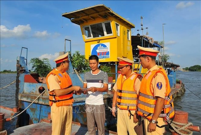 Oficiales difunden la ley a los propietarios de barcos. (Foto:VNA) Oficiales difunden la ley a los propietarios de barcos. (Foto:VNA)