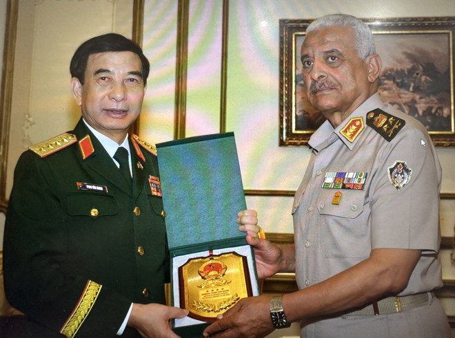 El ministro de Defensa de Vietnam, general Phan Van Giang, y su homólogo egipcio, general Abdel Mageed Saqr, firmaron una Carta de Intención para promover la cooperación en la materia. (Foto: VNA) El ministro de Defensa de Vietnam, general Phan Van Giang, y su homólogo egipcio, general Abdel Mageed Saqr, firmaron una Carta de Intención para promover la cooperación en la materia. (Foto: VNA)