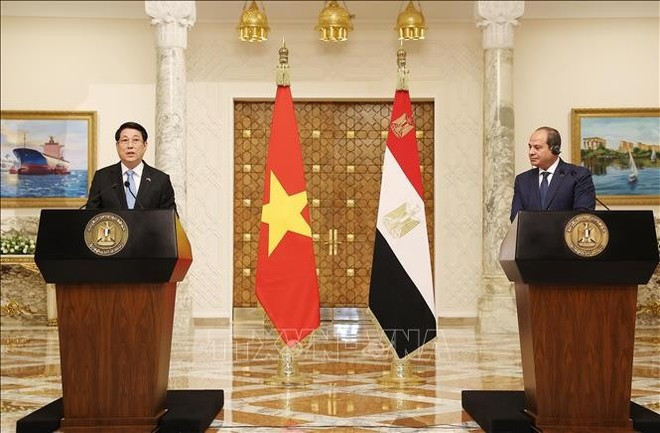 El presidente de Vietnam, Luong Cuong (izquierda), y su homólogo egipcio, Abdel Fattah El-Sisi, informan a la prensa sobre los resultados de sus conversaciones (Foto: VNA) El presidente de Vietnam, Luong Cuong (izquierda), y su homólogo egipcio, Abdel Fattah El-Sisi, informan a la prensa sobre los resultados de sus conversaciones (Foto: VNA)