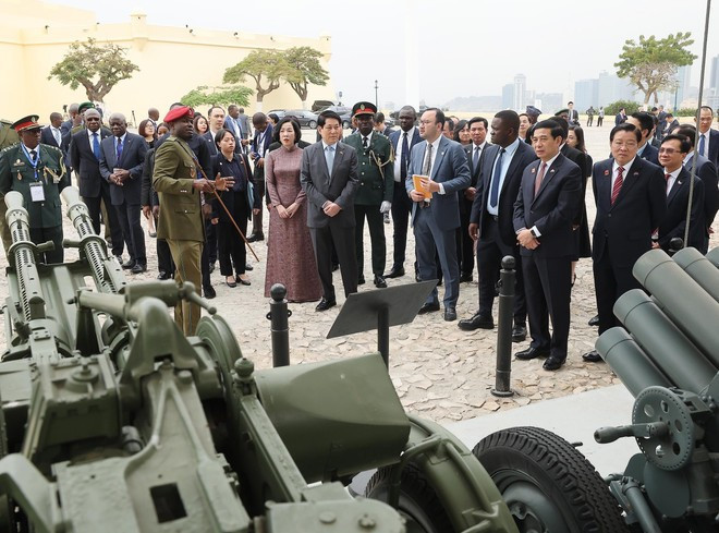 El presidente Luong Cuong, su esposa y la delegación de alto nivel de Vietnam visitan el Museo de Historia Militar de Angola (Foto: VNA) El presidente Luong Cuong, su esposa y la delegación de alto nivel de Vietnam visitan el Museo de Historia Militar de Angola (Foto: VNA)