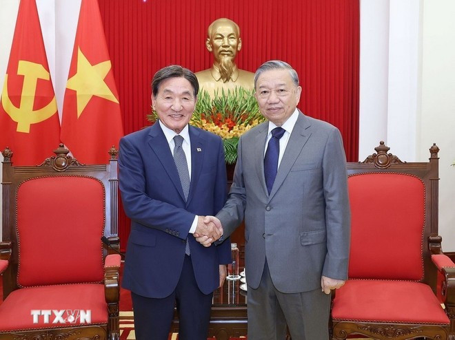 El secretario general del Partido Comunista de Vietnam, To Lam (derecha), recibe a Park Chang Dal, enviado especial del presidente de Corea del Sur, Lee Jae Myung. (Foto: VNA) El secretario general del Partido Comunista de Vietnam, To Lam (derecha), recibe a Park Chang Dal, enviado especial del presidente de Corea del Sur, Lee Jae Myung. (Foto: VNA)