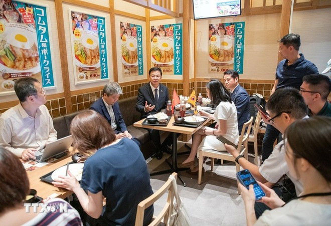 El embajador de Vietnam en Japón, Pham Quang Hieu, presenta el arroz partido vietnamita a los medios japoneses. (Foto: VNA) El embajador de Vietnam en Japón, Pham Quang Hieu, presenta el arroz partido vietnamita a los medios japoneses. (Foto: VNA)