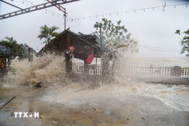 Numerosas cabañas en la zona turística de la playa de Cua Hien (comuna de An Chau, provincia de Nghe An) resultaron gravemente dañadas por las olas. (Foto: VNA) Numerosas cabañas en la zona turística de la playa de Cua Hien (comuna de An Chau, provincia de Nghe An) resultaron gravemente dañadas por las olas. (Foto: VNA)