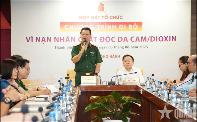 El profesor asociado, doctor Nguyen Hong Son, presidente de la Asociación de Víctimas del Agente Naranja/dioxina de Ciudad Ho Chi Minh, informa sobre el programa “Caminata solidaria por las víctimas del Agente Naranja”. (Foto: VNA) El profesor asociado, doctor Nguyen Hong Son, presidente de la Asociación de Víctimas del Agente Naranja/dioxina de Ciudad Ho Chi Minh, informa sobre el programa “Caminata solidaria por las víctimas del Agente Naranja”. (Foto: VNA)