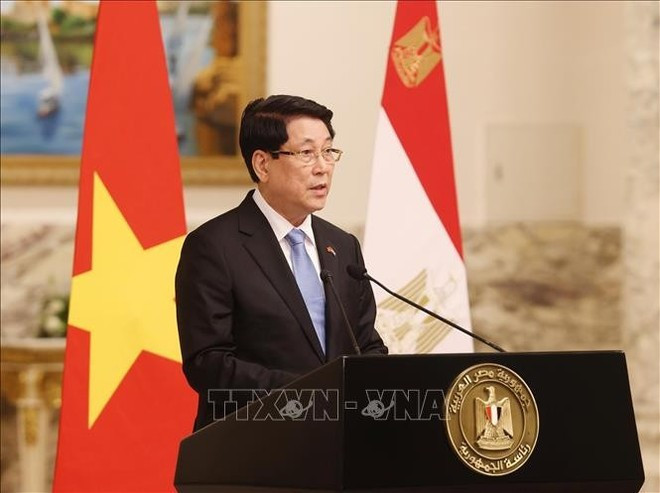 El presidente de Vietnam, Luong Cuong, informa sobre los resultados de sus conversaciones con su homólogo egipcio Abdel Fattah El-Sisi (Foto: VNA) El presidente de Vietnam, Luong Cuong, informa sobre los resultados de sus conversaciones con su homólogo egipcio Abdel Fattah El-Sisi (Foto: VNA)